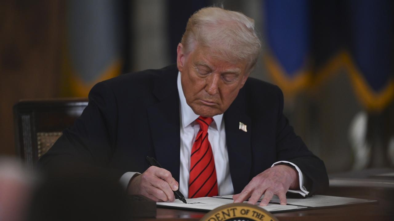 Trump signs memorandum calling for tariffs on imported trucks and buses