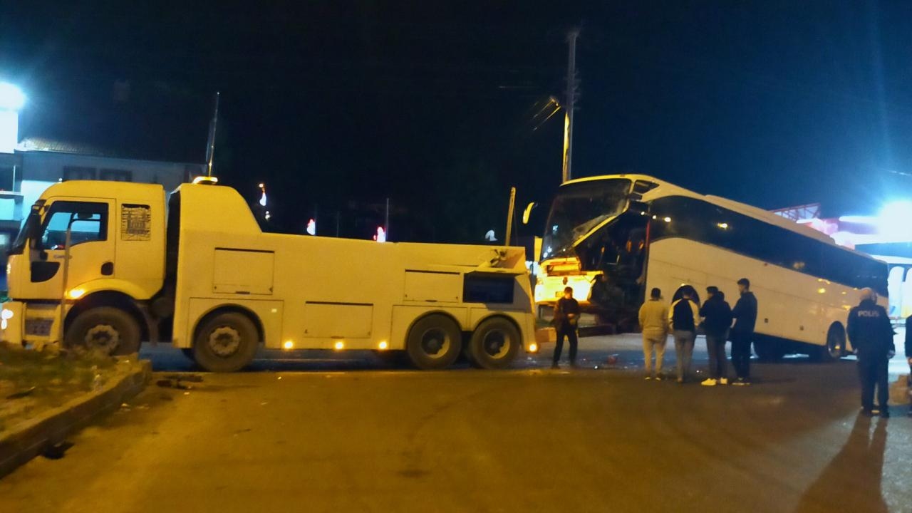 A truck and a bus collided on Bolu Mountain