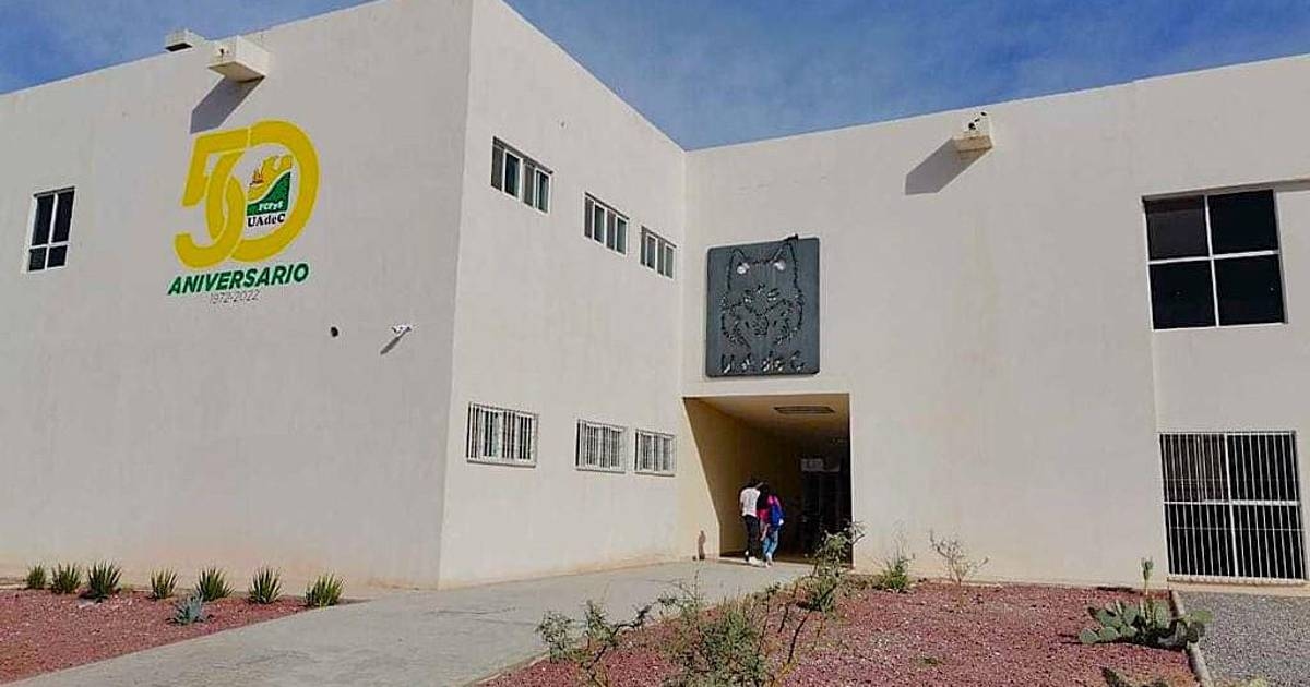 Studenten tonen solidariteit met UAdeC-professor die gendergerelateerd geweld aan de kaak stelt