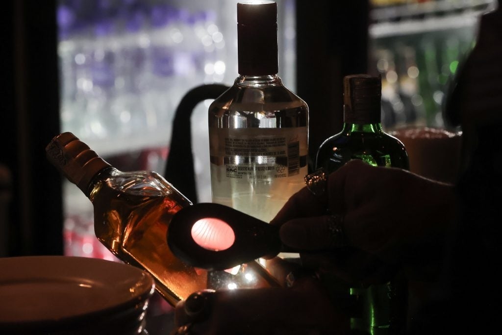 La police de São Paulo exécute de nouveaux mandats d'arrêt dans le cadre d'une opération contre un réseau de falsification d'alcool