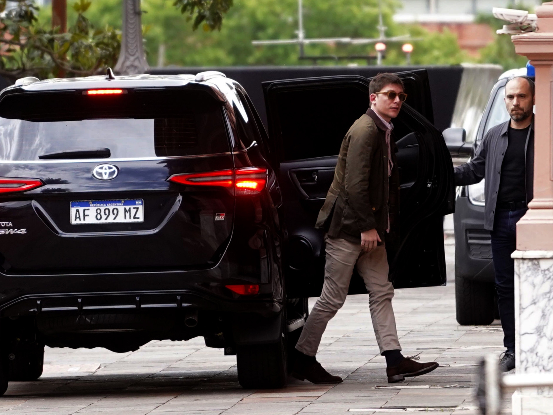 Milei entscheidet, ob Santiago Caputo die Leitung des politischen Ministeriums der Regierung übernehmen soll.