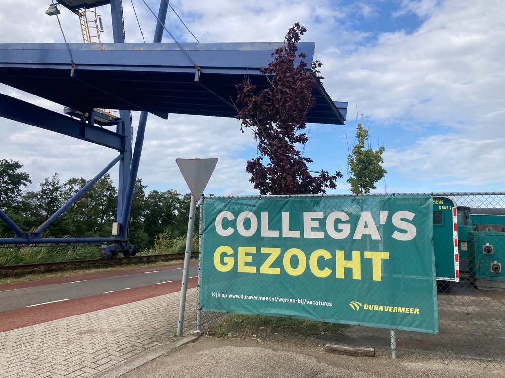 Após quatro anos, o desemprego supera em muito o número de vagas de emprego.