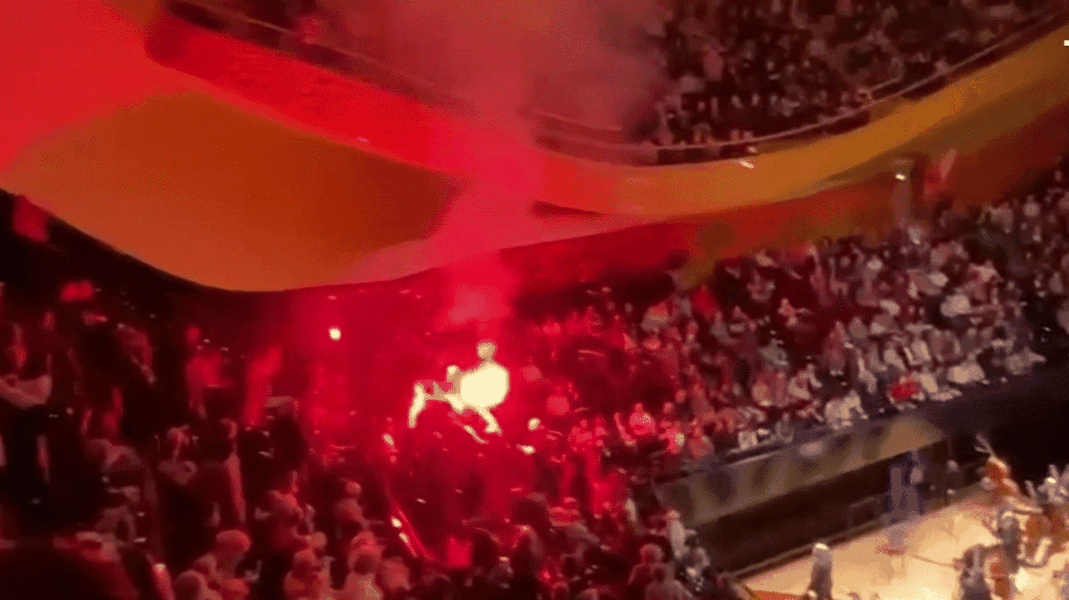 İsrail Filarmoni Orkestrası'nın Paris'teki konseri aktivistler tarafından yarıda kesildi.