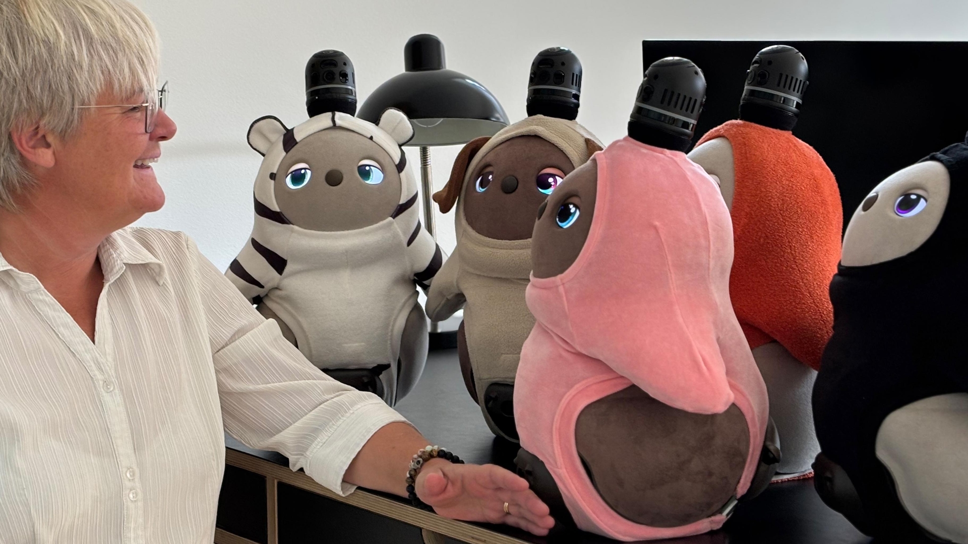 « Amis et bâtisseurs de ponts » : comment les robots sociaux conquièrent le quotidien au Japon