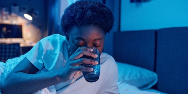 5 Gründe, warum Sie beim Schlafen ein Glas Wasser neben Ihrem Bett haben SOLLTEN