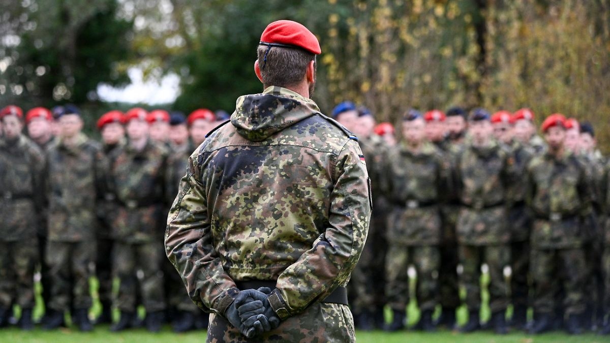 Все молодые люди в центре внимания: генеральный инспектор Брейер отвергает призыв на военную службу по жребию.