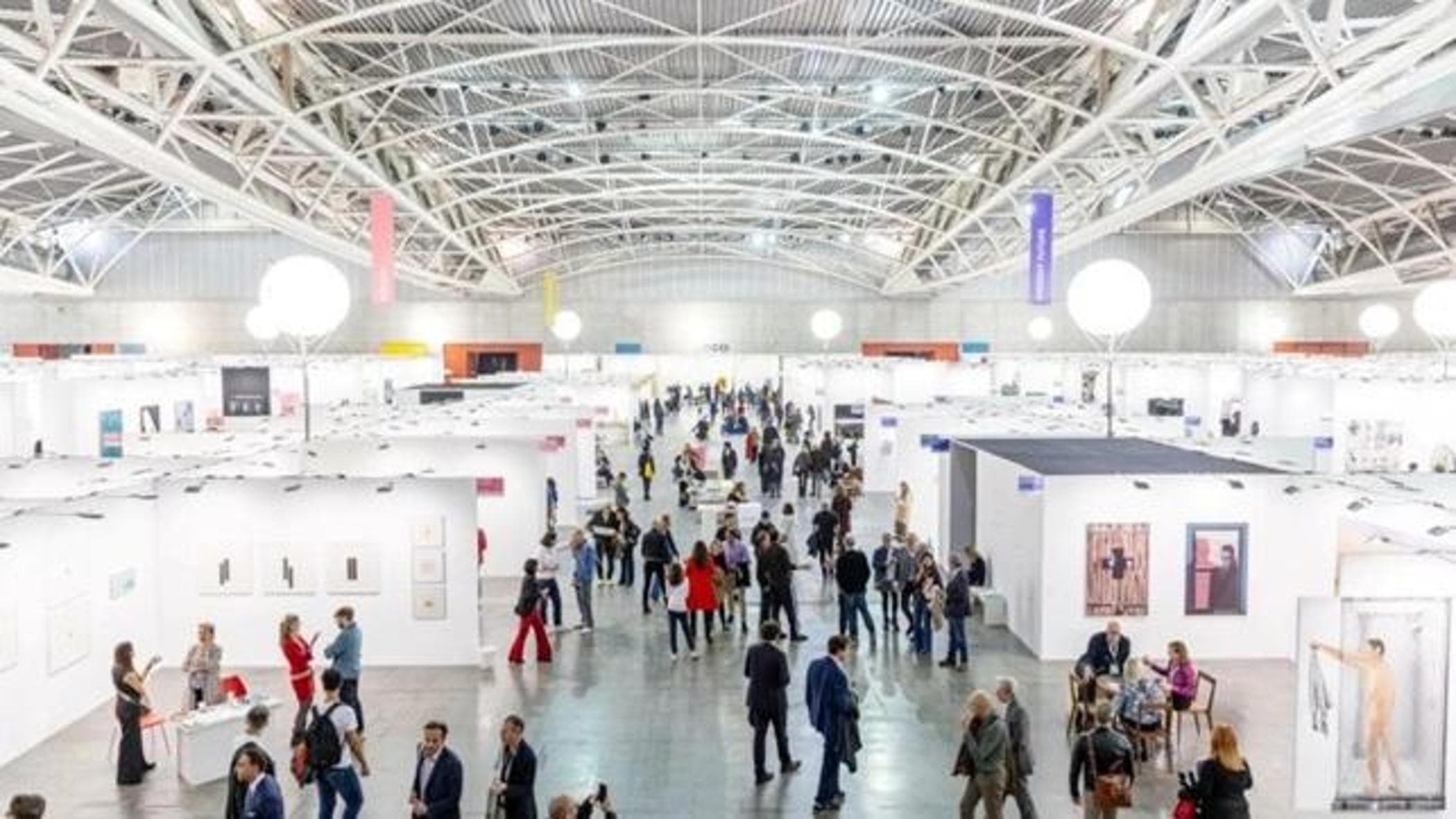 Turin erstrahlt im Lichterglanz der Artissima und feiert das 30-jährige Jubiläum der Sandretto Re Rebaudengo Stiftung.