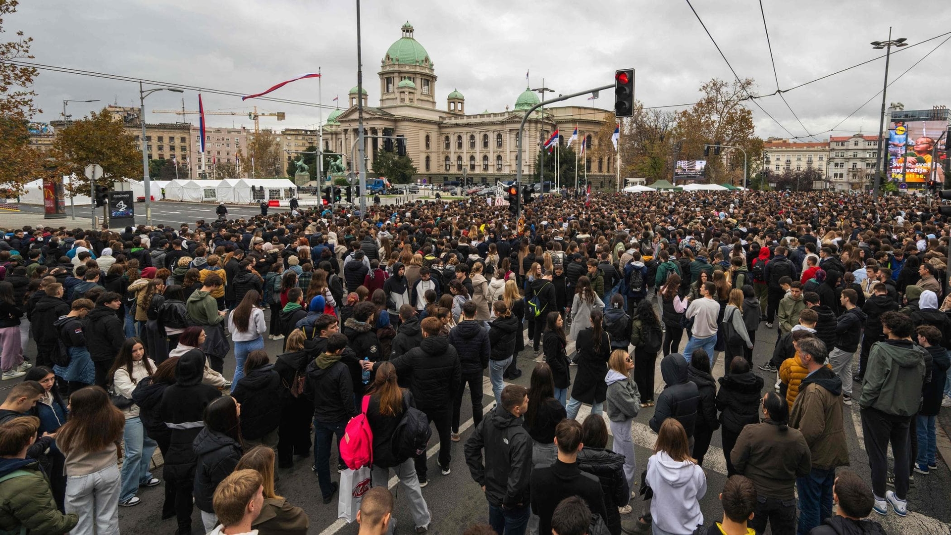 Белград одобрил протрамповский закон; Кушнер превратит разрушенные НАТО казармы в роскошный отель