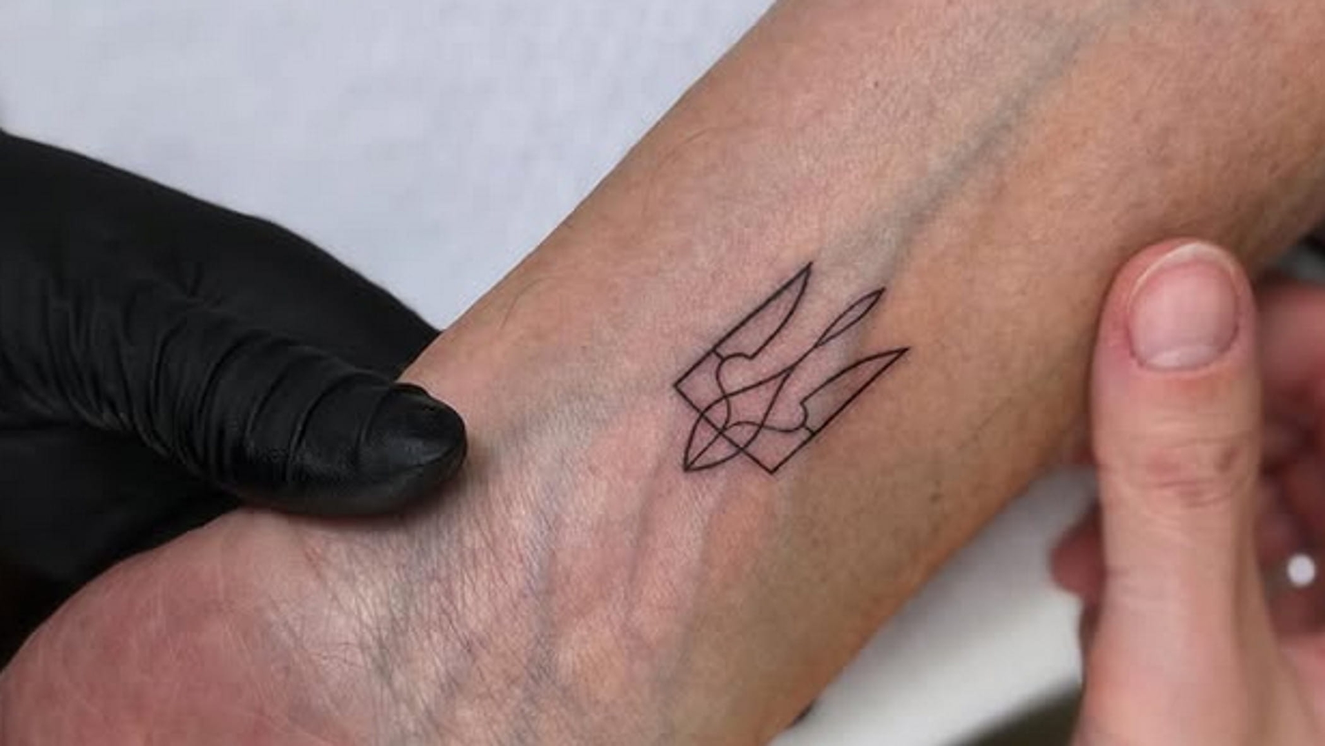 Le nouveau tatouage de Calenda : le symbole de l'Ukraine sur son poignet.