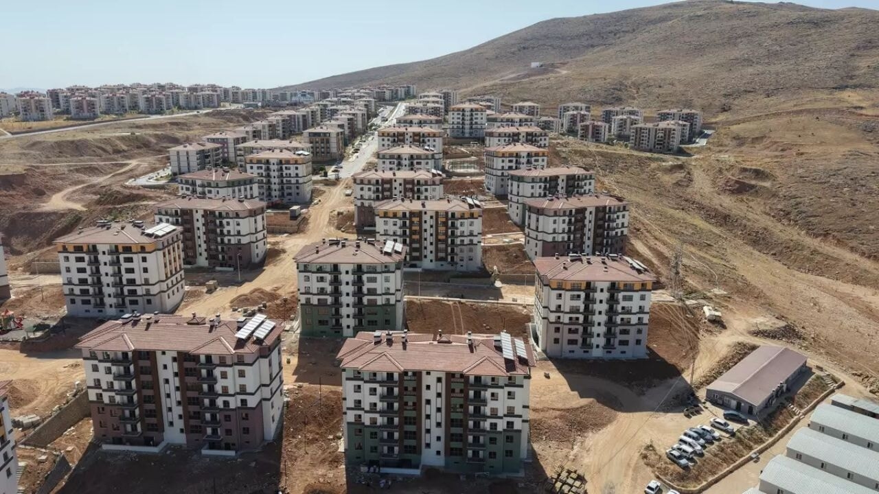 550 casas estão sendo construídas diariamente na zona do terremoto