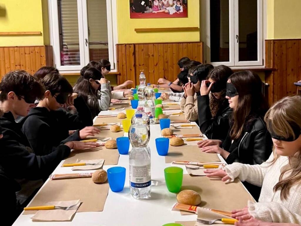 Malnate - Students in Malnate experience inclusion with a blind dinner - - Varese News